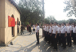 學(xué)員在西柏坡七屆二中全會舊址重溫入黨誓言